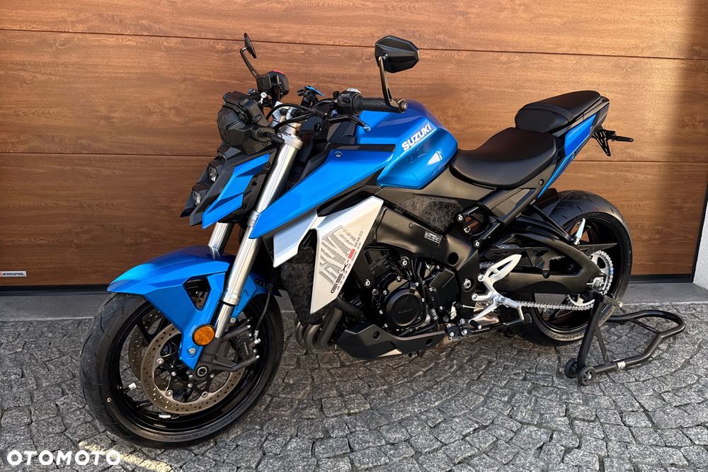 Suzuki GSX - 18