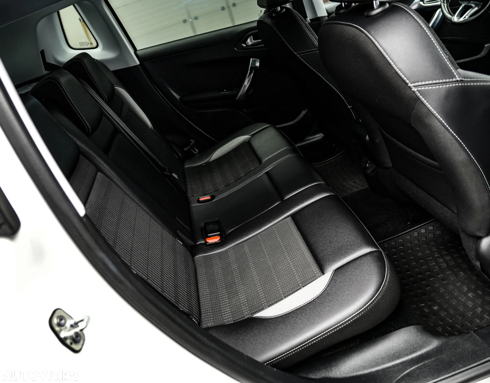 Peugeot 2008 1.2 PureTech Turbo EAT6 S&S Allure - 17