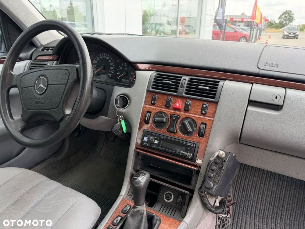 Mercedes-Benz Klasa E 200 CDI Elegance - 23