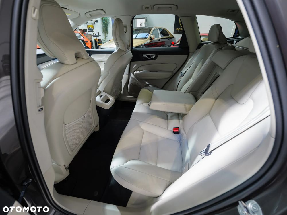 Volvo XC 60 B4 D AWD Plus Dark - 19