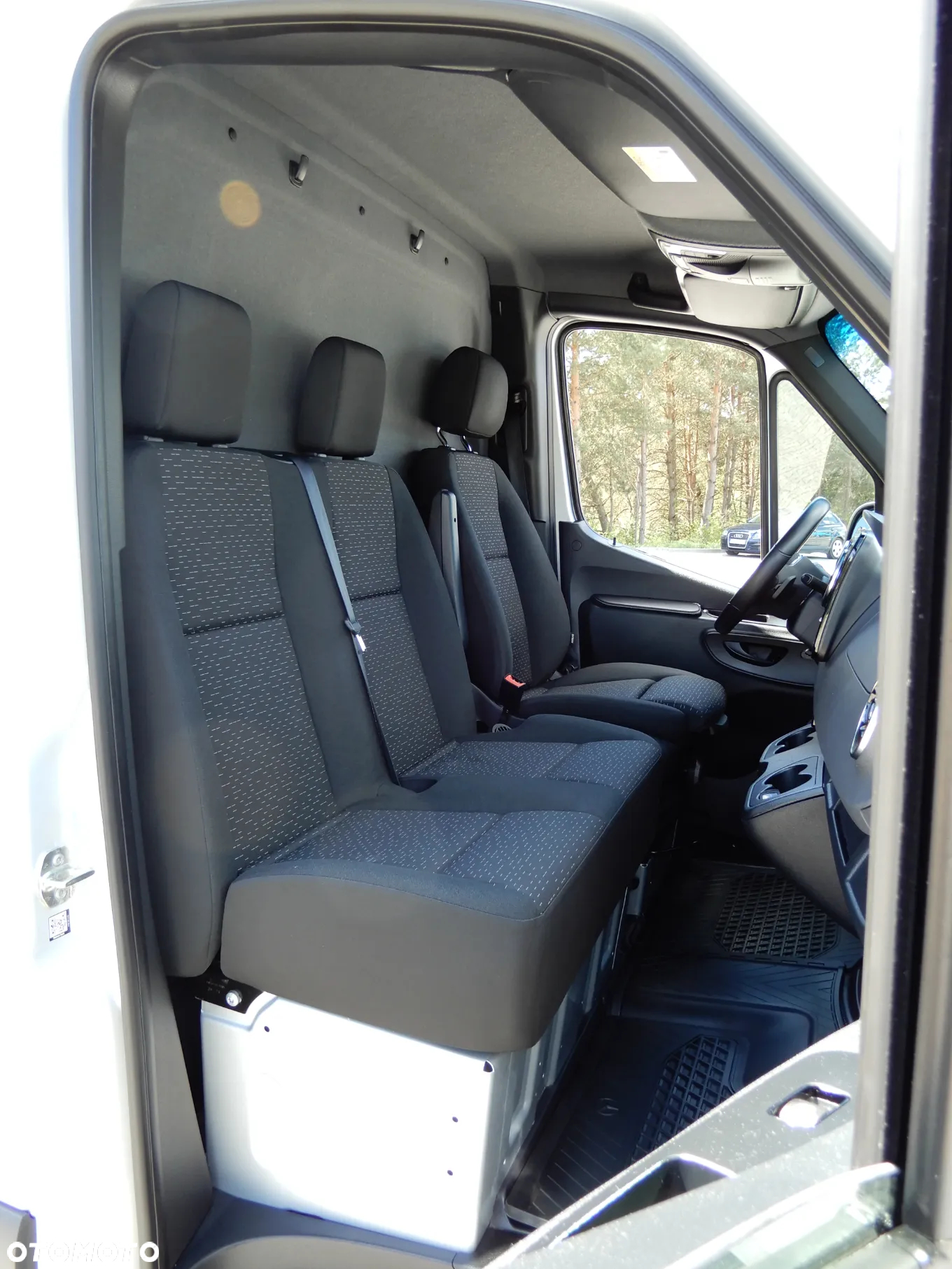 Mercedes-Benz Sprinter 319 CDI V6 3.0 CDI 190 KM 7G-Tronic Plus LONG Max 907 Furgon Blaszak Rozstaw Osi 4325 mm Full Opcja Stan Jak Nowy - 24