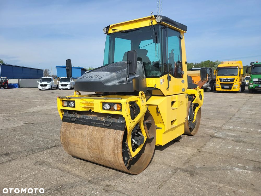 Bomag BW 154 AP 4 AM + rozsypywacz grysu z Niemiec - 7
