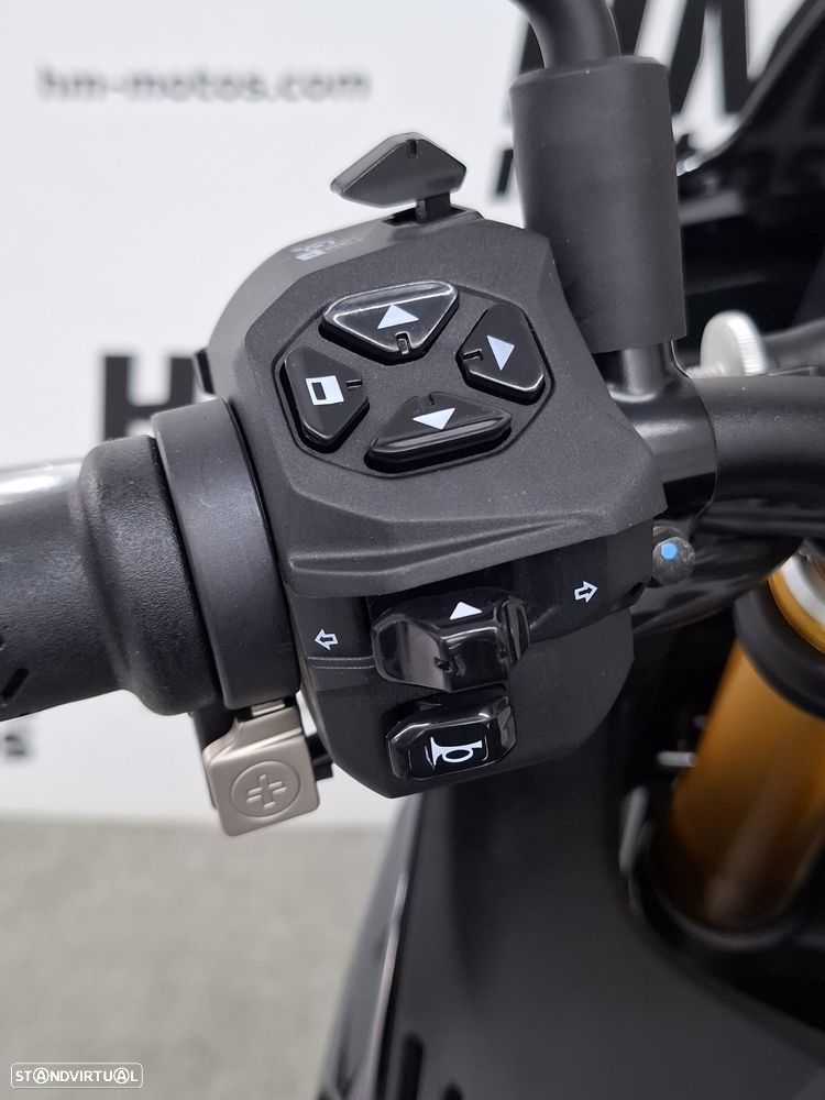 Aprilia Tuono V4 FACTORY - 7