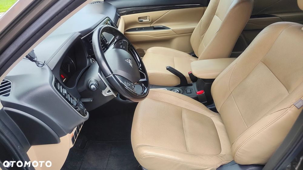 Mitsubishi Outlander - 12
