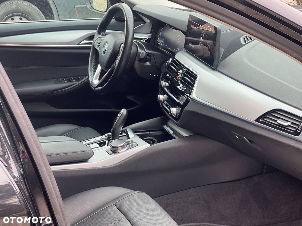BMW Seria 5 530e xDrive - 14