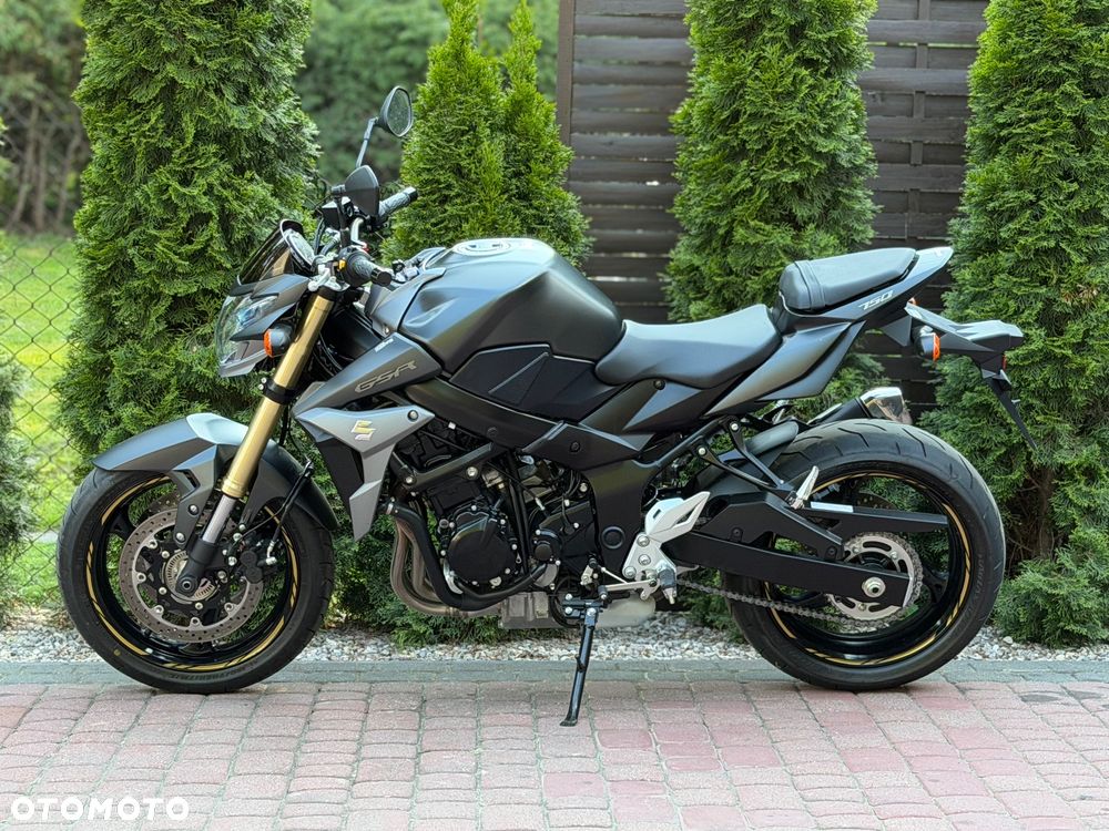 Suzuki GSR - 7