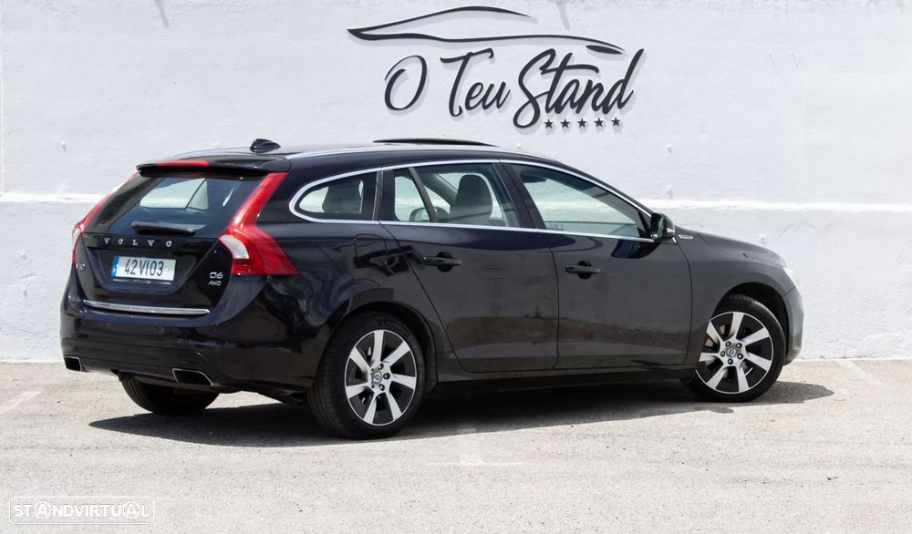 Volvo V60 D6 Plug-In-Hybrid AWD Geartronic Momentum — fotografia 2