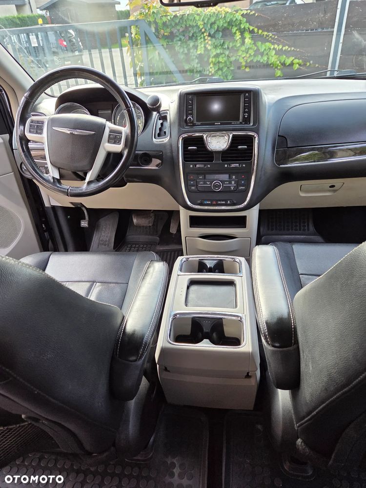 Chrysler Town & Country - 14