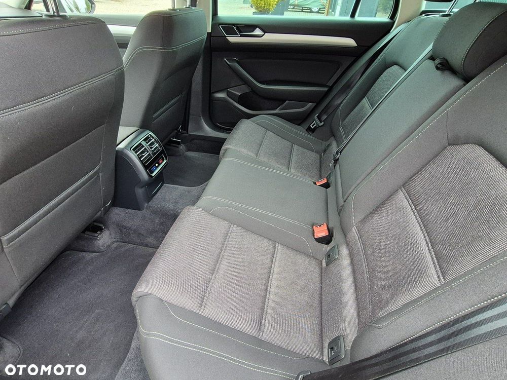 Volkswagen Passat - 27