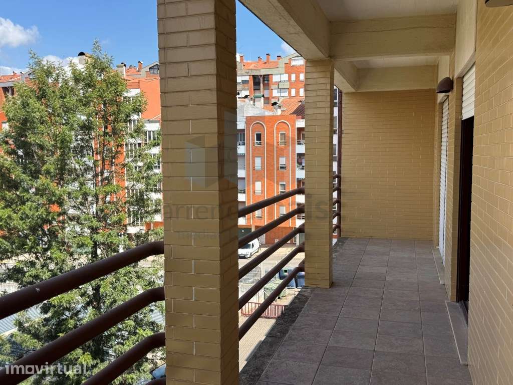 Arrenda-se excelente T3 em ultimo piso com terraço de 120m2 em Celas - Grande imagem: 3/21