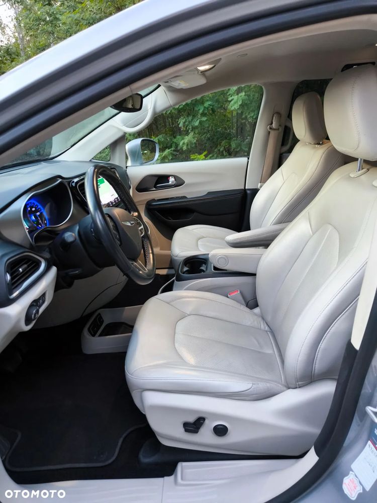 Chrysler Pacifica - 17