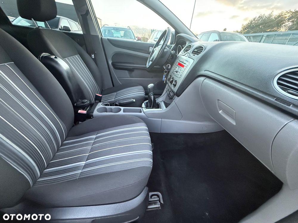 Ford Focus 1.6 16V Ambiente - 28