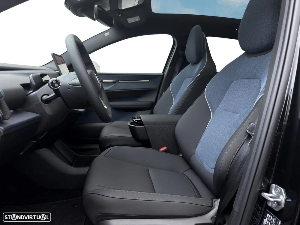 Volvo EX30 Single Motor Extended Range RWD Ultra - 4