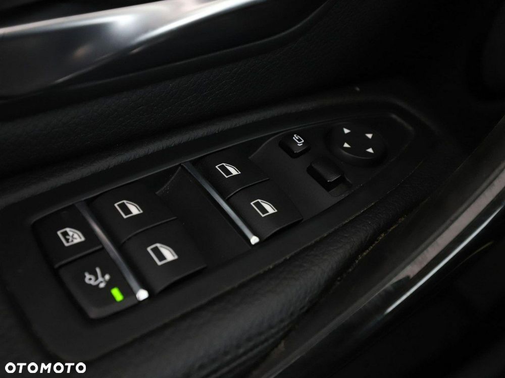 BMW Seria 3 318d Luxury Line - 36