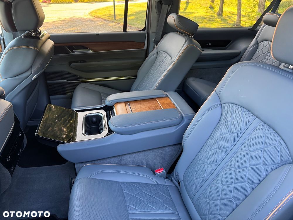 Jeep Wagoneer - 25