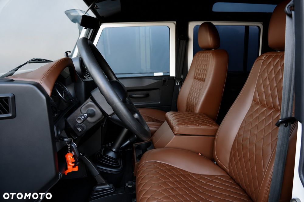 Land Rover Defender 2.4 TD4 SE - 15