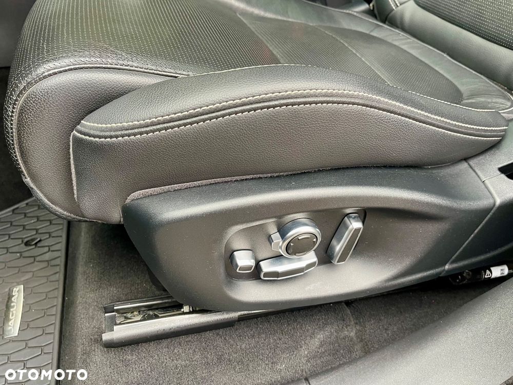 Jaguar F-Pace 25t AWD Portfolio - 14