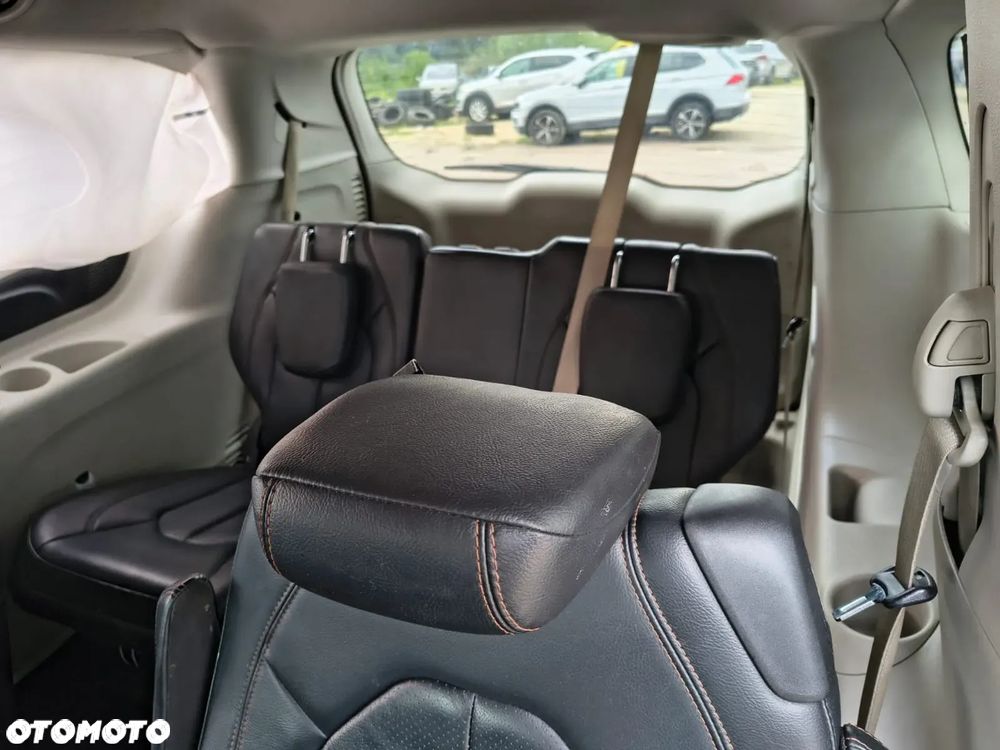 Chrysler Pacifica - 12