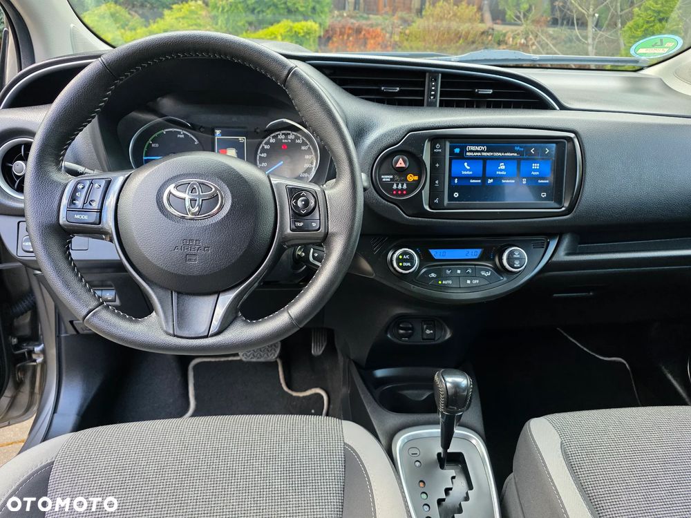 Toyota Yaris Hybrid 100 Premium - 22