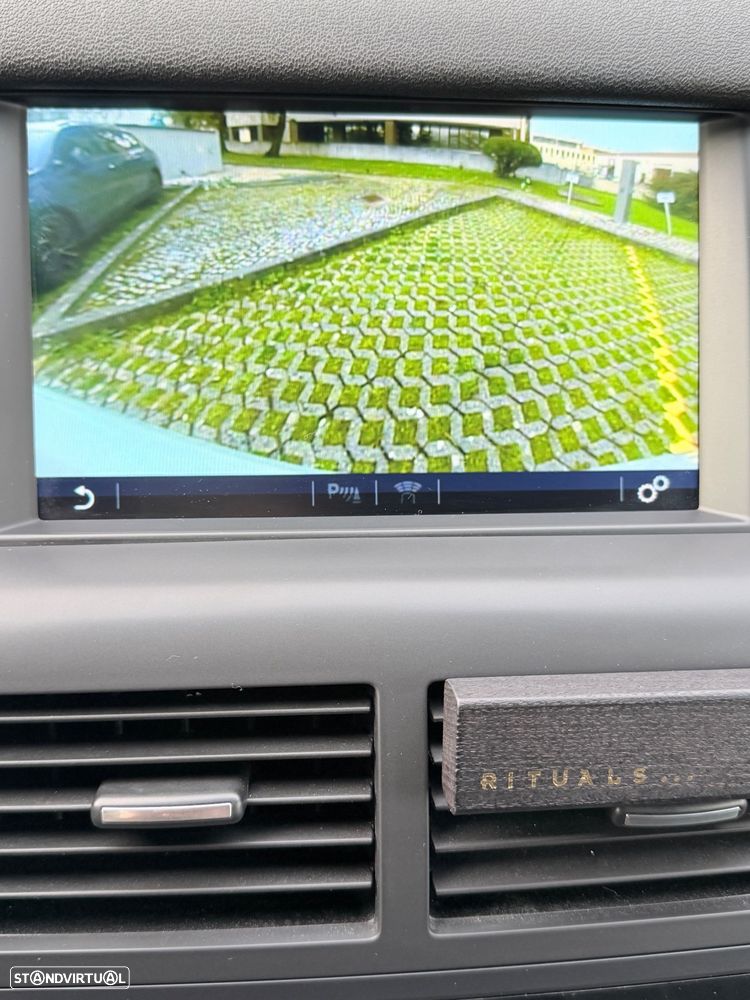 Land Rover Discovery Sport 2.0 TD4 HSE Luxury 7L Auto - 23