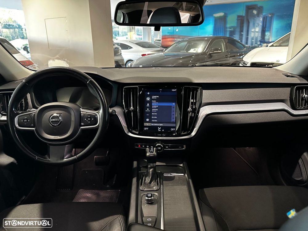 Volvo V60 2.0 D3 Momentum Geartronic - 24