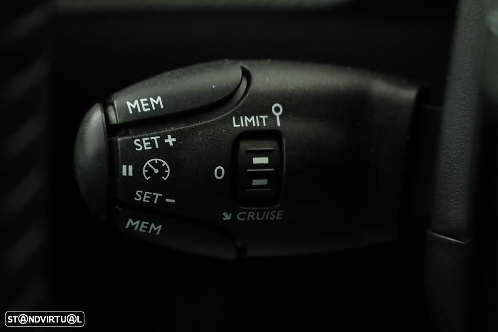 Peugeot 2008 1.2 PureTech Allure - 17