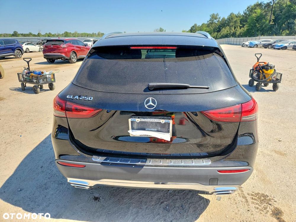 Mercedes-Benz GLA - 8