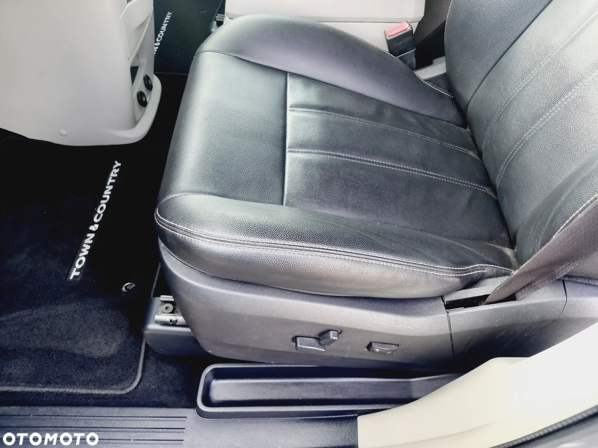 Chrysler Town & Country 3.6 Touring - 29