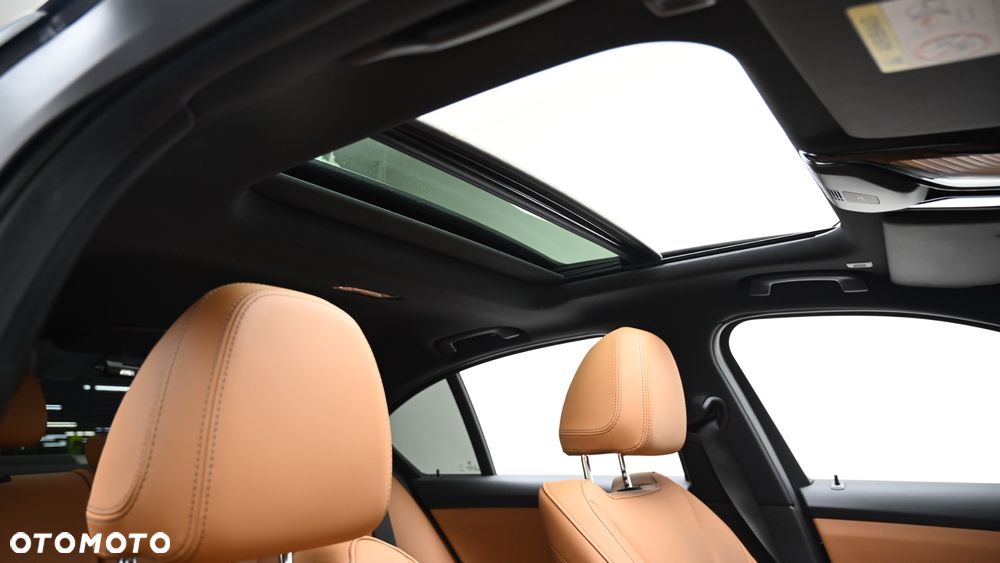BMW Seria 3 320i Edition M Sport Shadow - 15