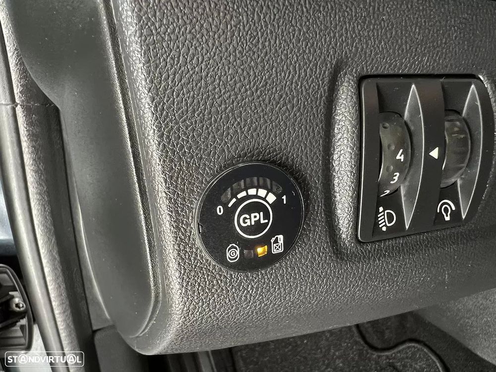 Renault Clio 0.9 TCe Limited Bi-Fuel - 16