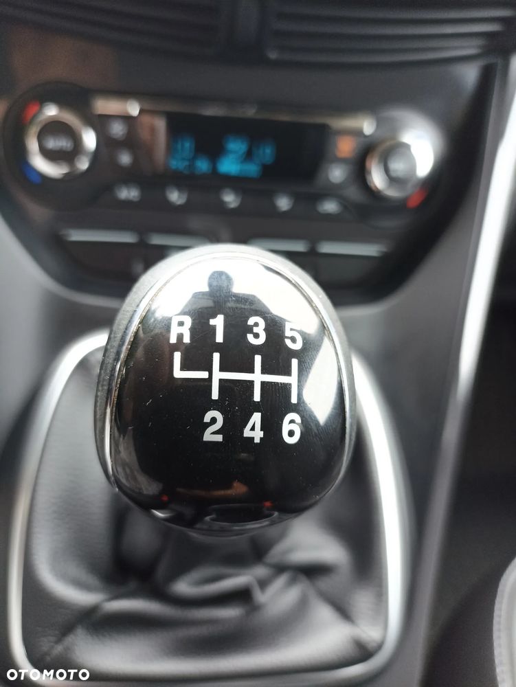 Ford Kuga 2.0 TDCi 2x4 Titanium - 29