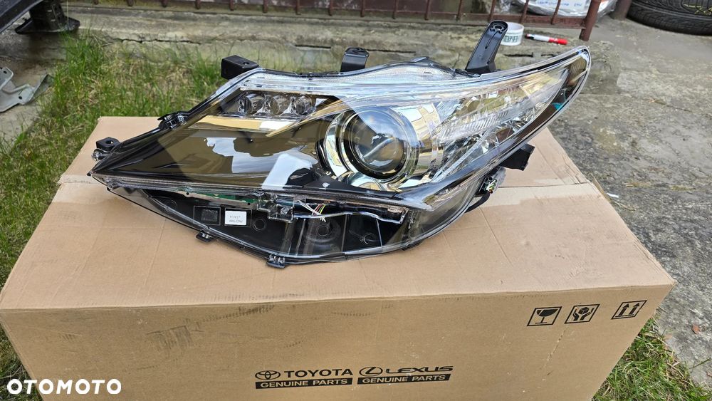 Toyota Auris II 12-15 Lampa Przód Lewa Zwykła z LED DRL Oryginał Europa Nowa - 1