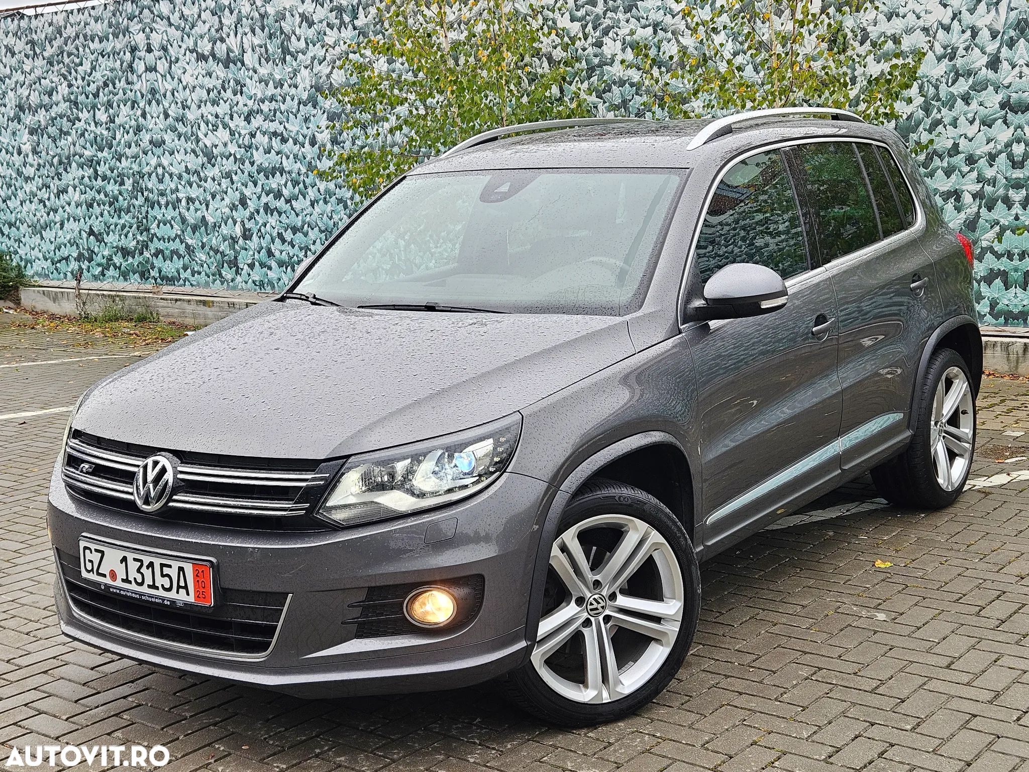 Volkswagen Tiguan - 1