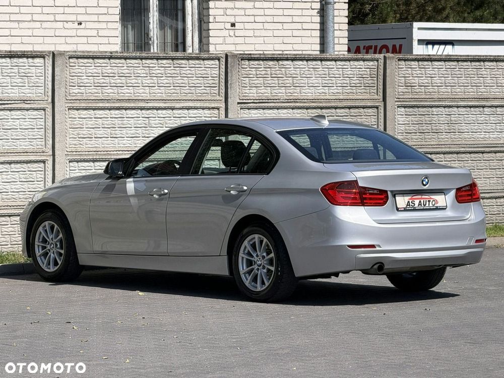 BMW Seria 3 320i Sport Line - 38