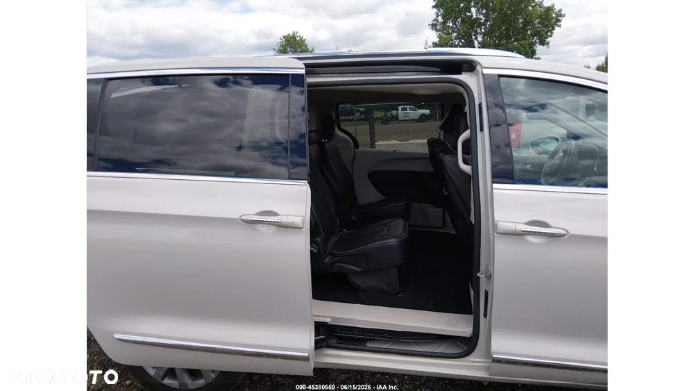 Chrysler Pacifica - 12