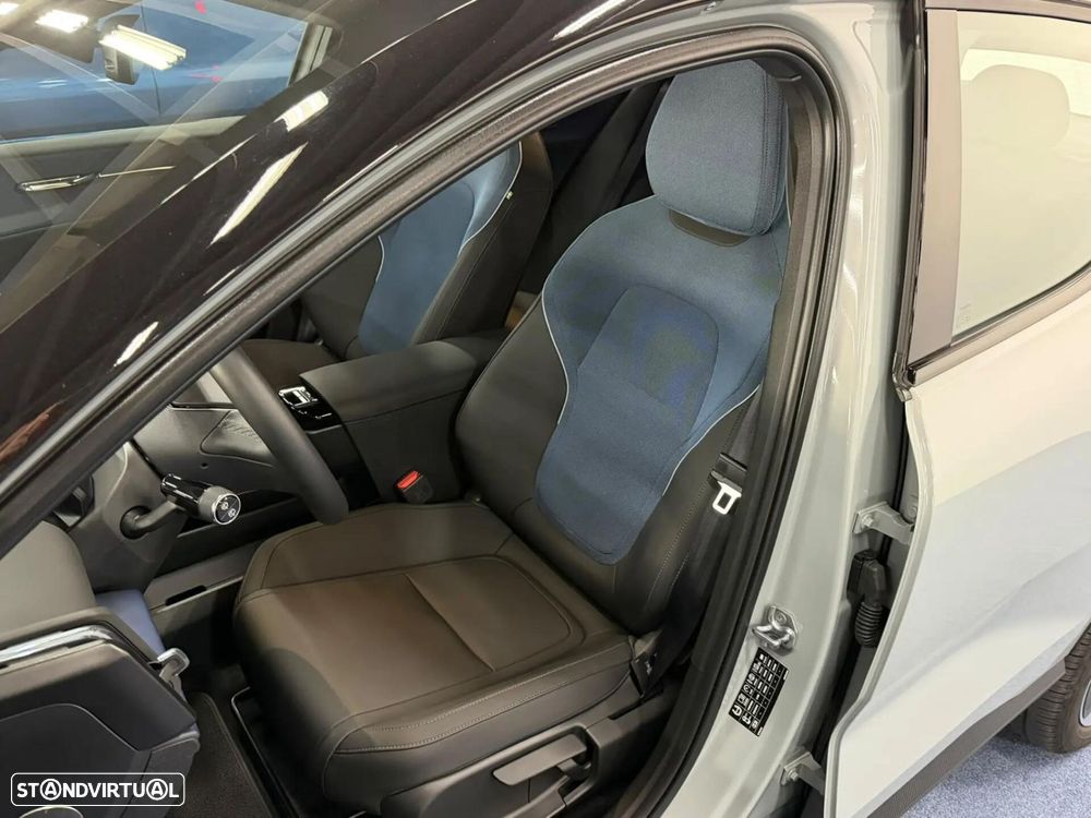 Volvo EX30 Single Motor Extended Range RWD Plus - 16