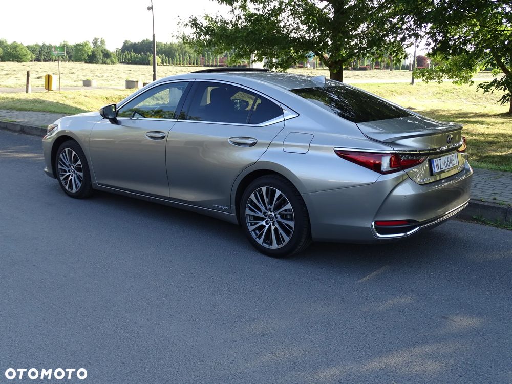 Lexus ES 300h Business Edition + - 29