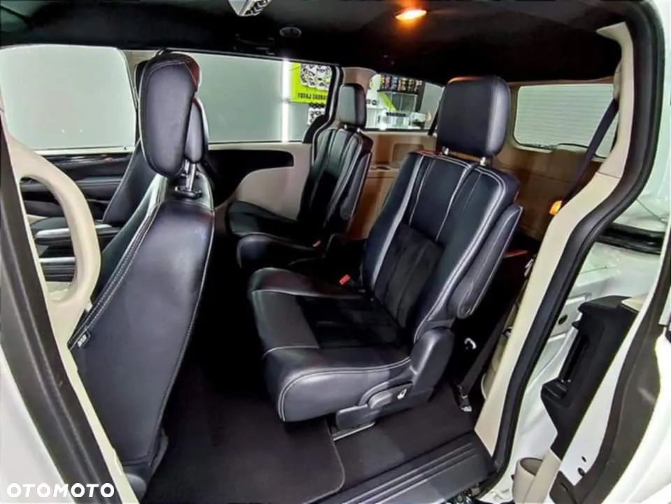 Dodge Grand Caravan - 12