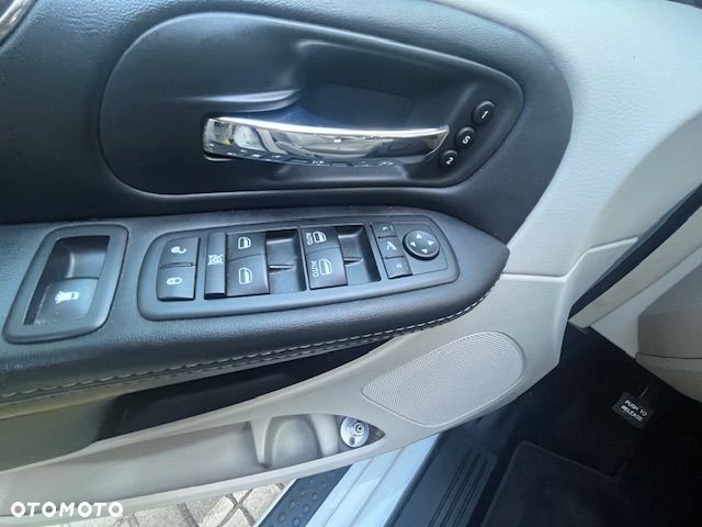 Chrysler Town & Country 3.6 Limited - 26