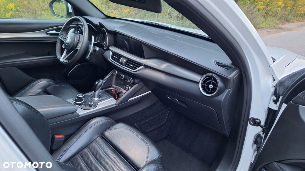 Alfa Romeo Stelvio 2.0 Turbo 16V AT8-Q4 Ti - 14