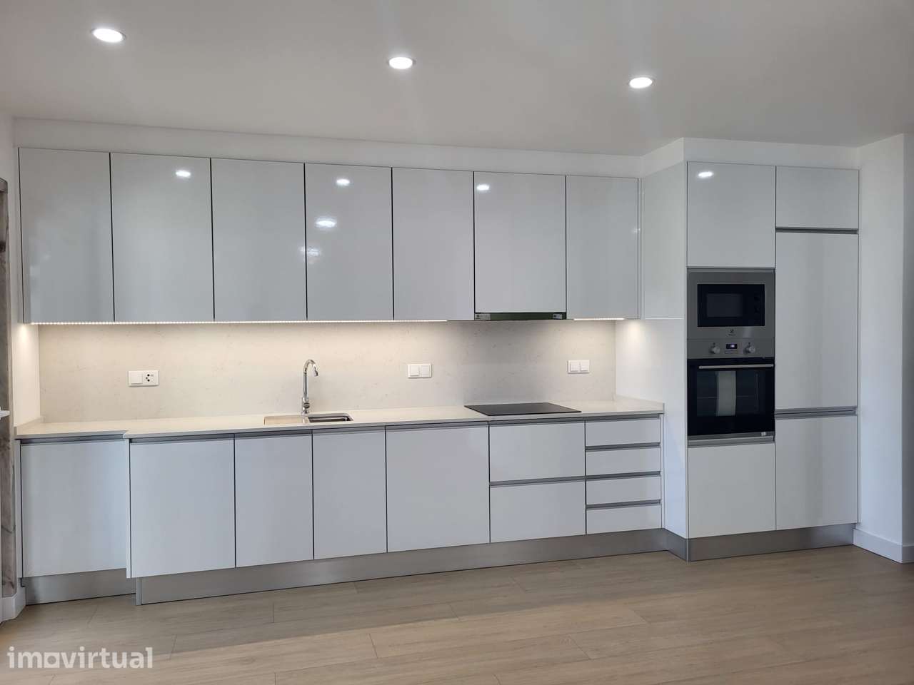 Apartamento T4 transformado em T3 - Totalmente remodelado - Grande imagem: 3/25