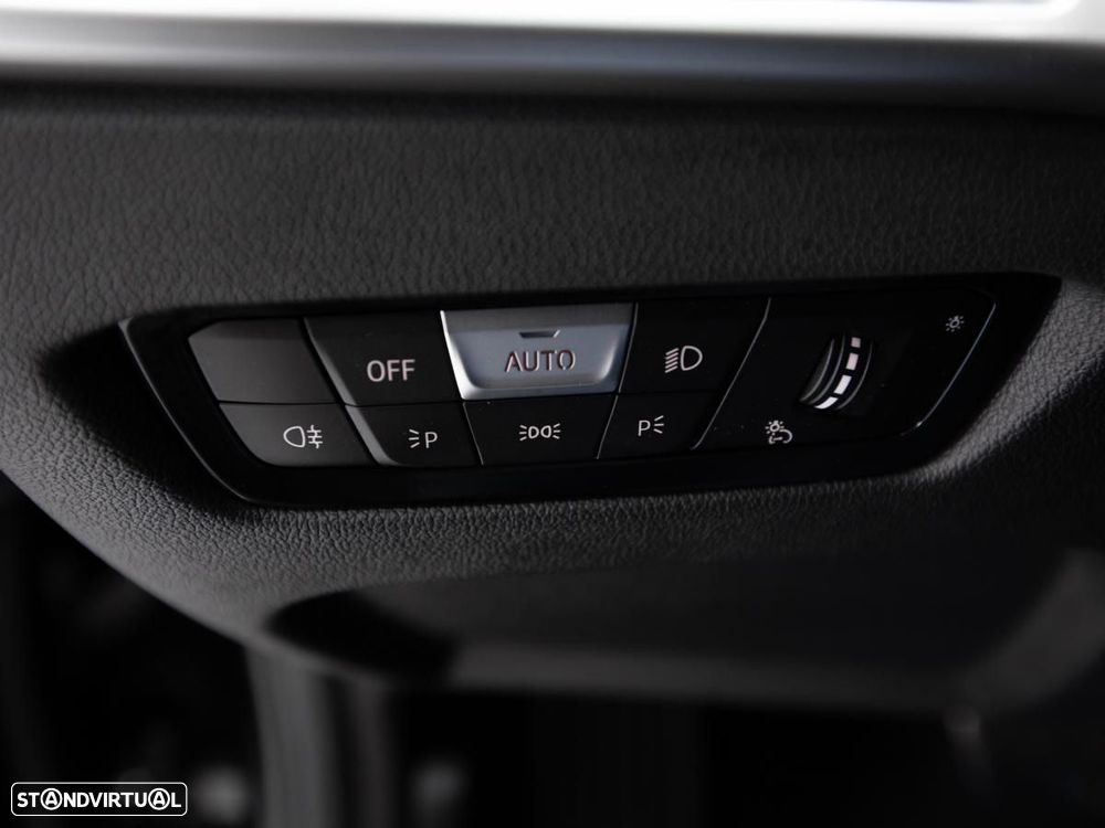 BMW 330 e Pack Desportivo M Auto - 18