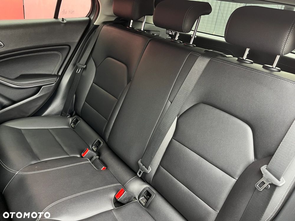 Mercedes-Benz GLA 200 7G-DCT UrbanStyle Edition - 12
