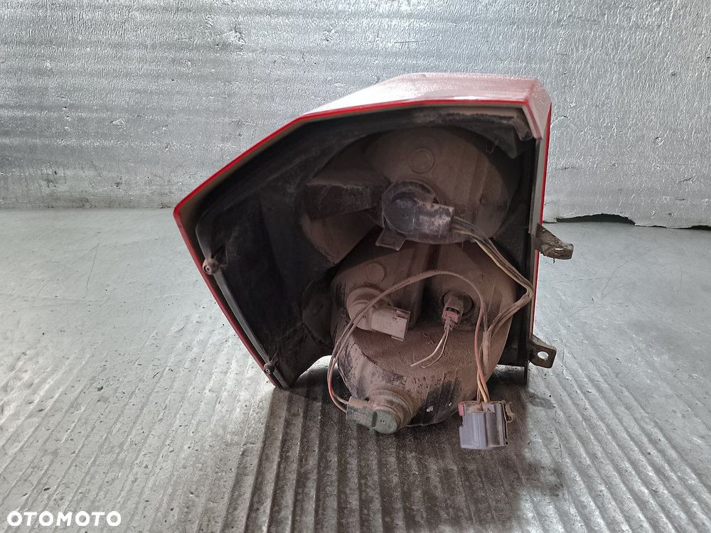 LAMPA TYLNA PRAWA DODGE CALIBER 320078B  05303752A  05303880A - 4