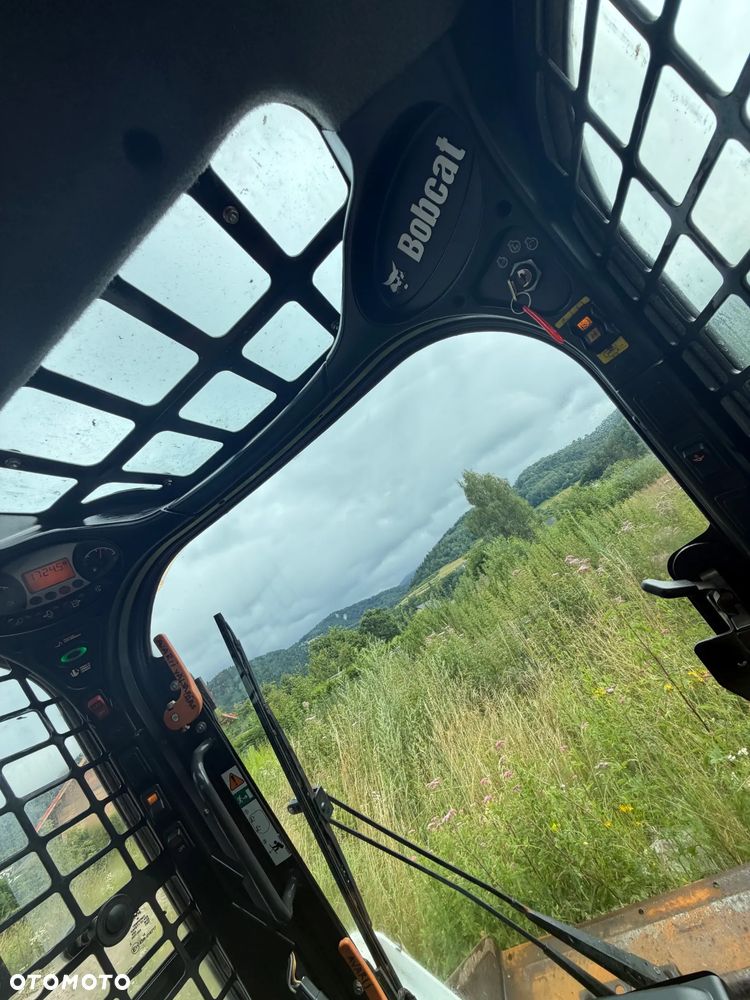 Bobcat S530. Ładowarka 4x4 wózek terenowy. Łyżka. Pełne sterowanie z dżojstika jazda i praca. Aktualne serwisy DEKRA 2026r. Silnik Kubota 4cyl 55km. Maszyna Jak Nowa z Salonu! Pochodzi z Norweskiego Gospodarstwa! 2020 rok 1724 mtg! Zero luzów i wycieków. Bardzo mocna i wydajna maszyna o małych gabarytach! Idealna do stajni oraz Budownictwa. OKAZJA TANIO 3 wyjścia Hydrauliczne pod urządzenia!! Wszystkie opony jak nowe .Kabina ogrzewana pełne szkło + drzwi. Po serwisach. Potężna moc. OKAZJA - 38
