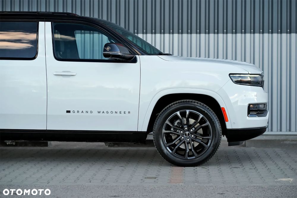 Jeep Grand Wagoneer - 11