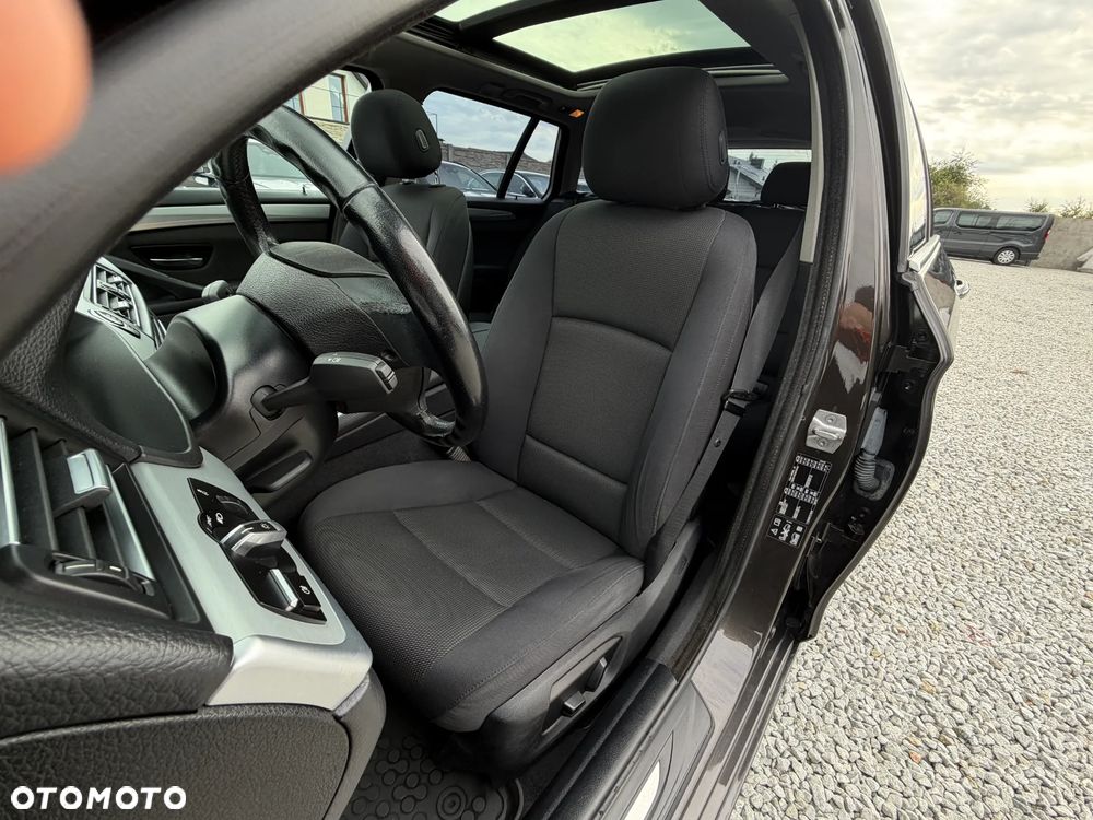 BMW Seria 5 520d xDrive - 28