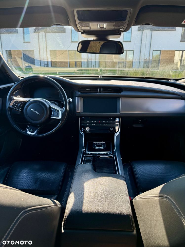 Jaguar XF 20d R-Sport - 18