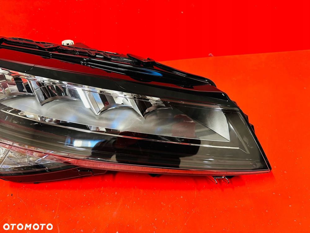 LAMPA PRAWA SKODA SUPERB 3V1 LIFT CRYSTAL LED - 3