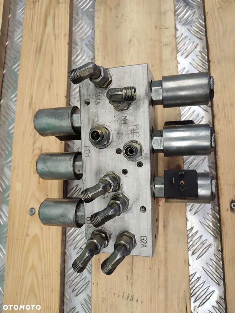 Blok hydrauliczny Mecalac MTX 12 (6090199 VMF) - 10